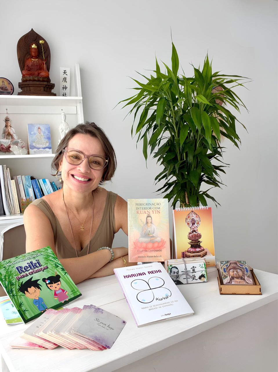 Michele em sua mesa de trabalho, cercada por seus livros, cartas e criações autorais