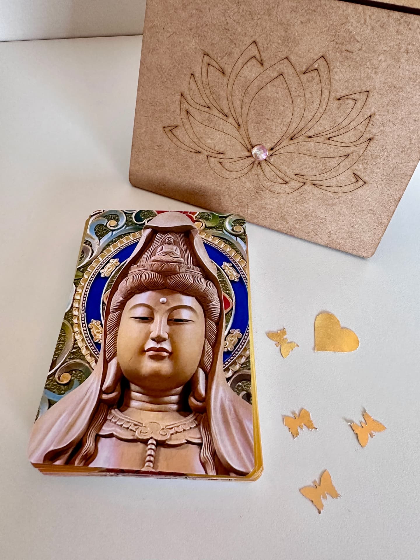 Detalhe de uma carta do Oráculo, com a fotografia de uma manifestação de Kuan Yin